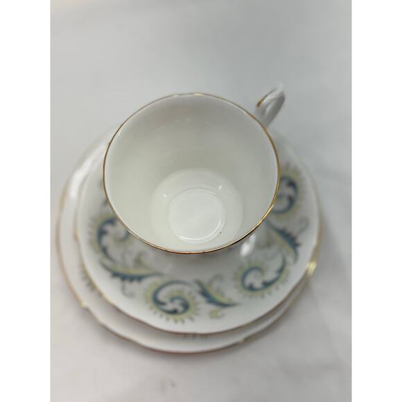 Royal standard fine bone China, England plate cup and saucer - Picture 9 of 10